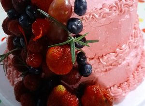 Una foto de Pastel de frutos rojos con buttercream