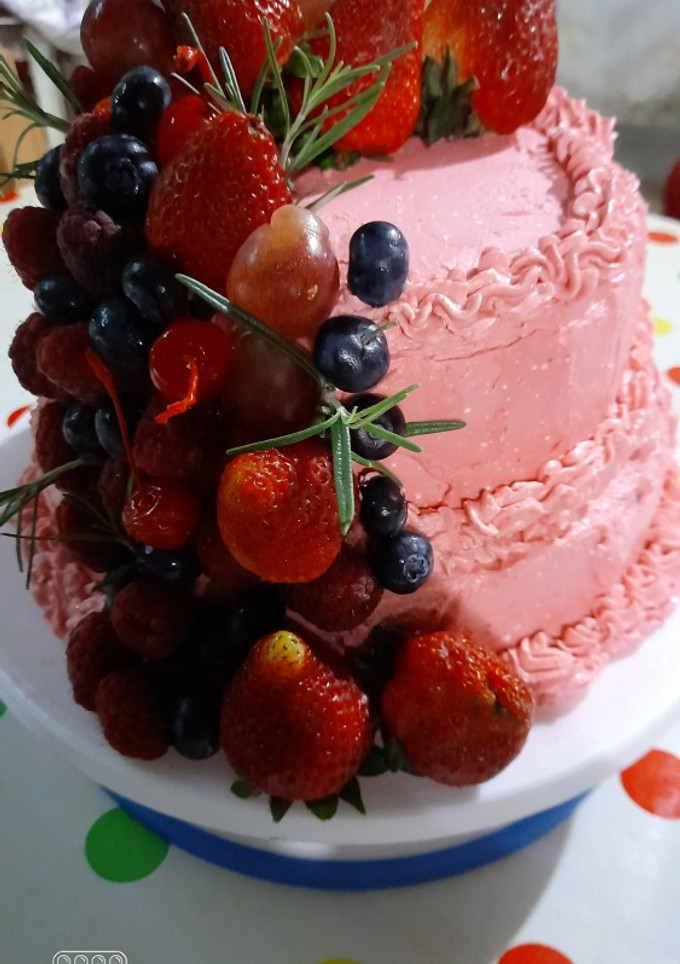Una foto de Pastel de frutos rojos con buttercream