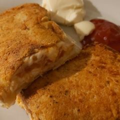 A picture of My crispy cheesey 🧀 tomato 🍅 wrap.