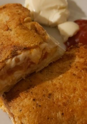 A picture of My crispy cheesey 🧀 tomato 🍅 wrap.
