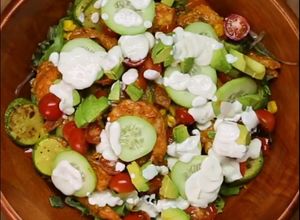 Una foto de Ensalada camarones y verduras al horno