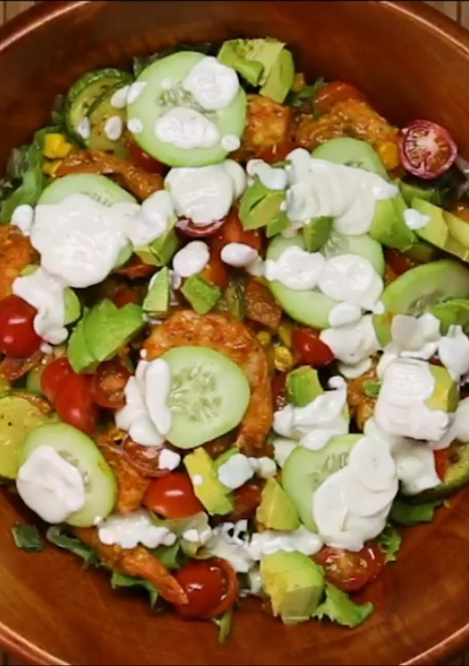 Una foto de Ensalada camarones y verduras al horno