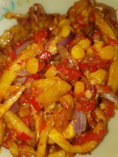 A picture of Corn sauce and chips.