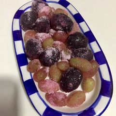 A picture of Grapes frozen candy.