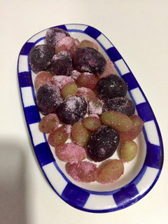 A picture of Grapes frozen candy.