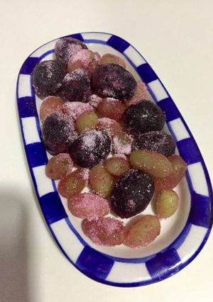 A picture of Grapes frozen candy.