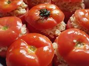 Una foto de aceitunas tomate