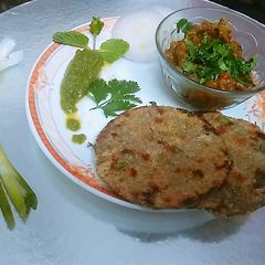A picture of Baigan ka bharta and navratn missi roti.