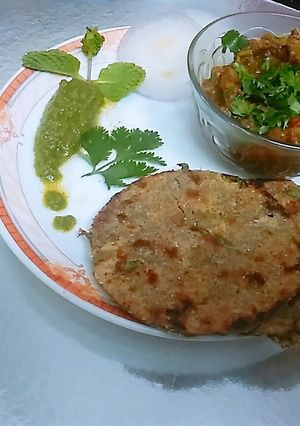 A picture of Baigan ka bharta and navratn missi roti.