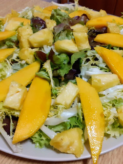 Una foto de Ensalada de escarola y mango