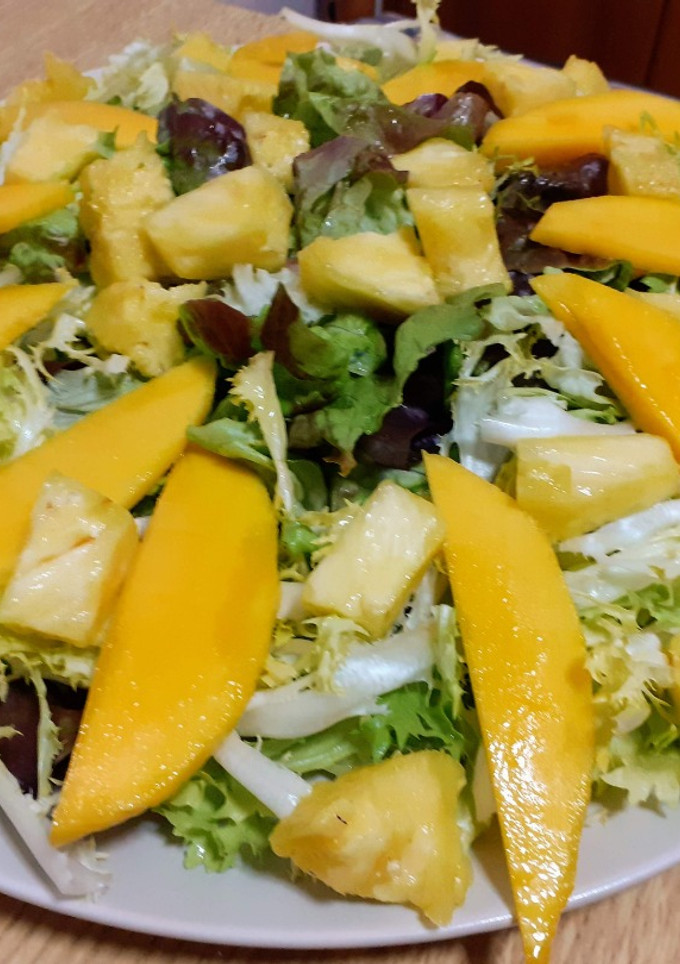 Una foto de Ensalada de escarola y mango