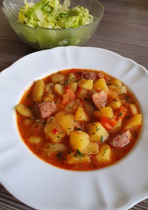 O poză a rețetei Mâncare de cartofi cu afumătură (șoncă afumată) și salată verde.