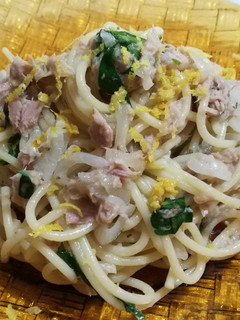 A picture of Lemon Spaghetti with Tuna and Onion.