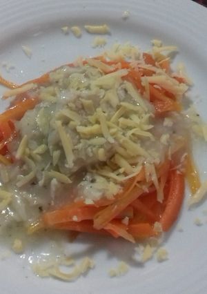 Una foto de Fideos de zanahoria #sinharina con salsa de merluza