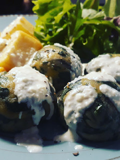Una foto de Albóndigas de acelgas y queso con salsa de queso fresco de cabra