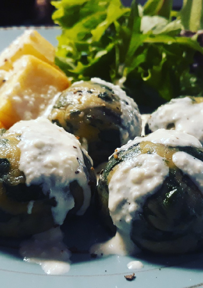 Una foto de Albóndigas de acelgas y queso con salsa de queso fresco de cabra