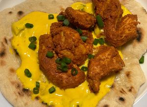 Foto di Pollo tandoori veloce su pane ciapati e salsa alla curcuma