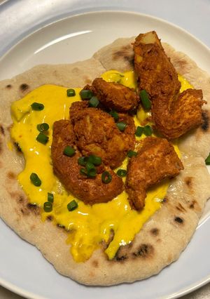 Foto di Pollo tandoori veloce su pane ciapati e salsa alla curcuma