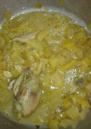 Una foto de Pollo agridulce con piña y zucchini