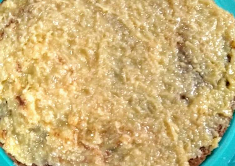 Bolo de chocolate com cobertura de beijinho