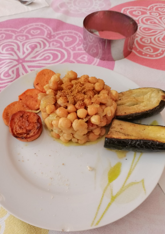 Una foto de Garbanzos encebollados
