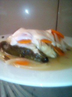 Una foto de Chiles jalapeños rellenos de puré de papa en escabeche y crema