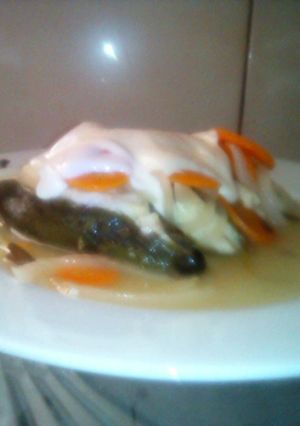 Una foto de Chiles jalapeños rellenos de puré de papa en escabeche y crema