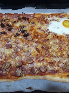 Una foto de Pizza con masa casera