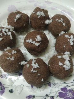 கோக்கனட் லட்டு (Coconut balls with red rice) செய்முறை முக்கிய புகைப்படம்