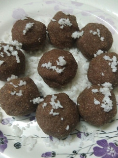 கோக்கனட் லட்டு (Coconut balls with red rice) செய்முறை முக்கிய புகைப்படம்