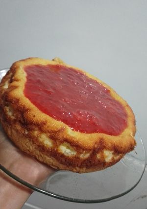 Una foto de Cheesecake de frutilla ❤ al horno 😋 con mermelada casera😌