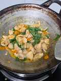 ไก่ผัดพริกเหลืองโหระพา