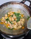 ไก่ผัดพริกเหลืองโหระพา