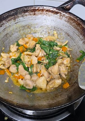 รูปของ ไก่ผัดพริกเหลืองโหระพา