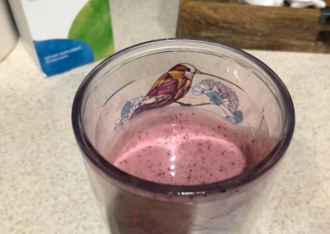 Berry smoothie 😋 Recipe