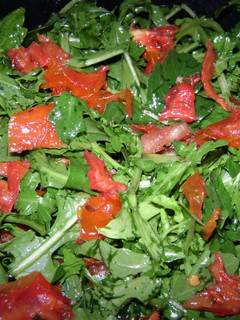 Una foto de Ensalada de rúcula con tomates confitados