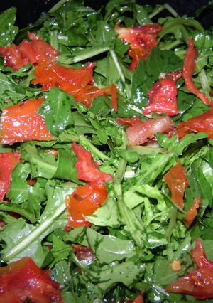 Una foto de Ensalada de rúcula con tomates confitados