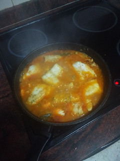 Una foto de Merluza a la portuguesa con langostinos