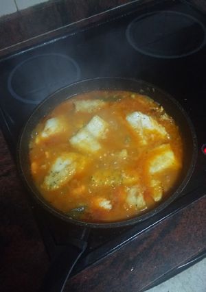 Una foto de Merluza a la portuguesa con langostinos