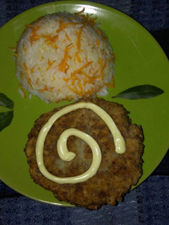 Una foto de Medallón de carne, con timbal de arroz bicolor