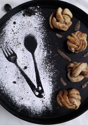 सिनेमान रोल्स(No Yeast Eggless CINNAMON ROLLS recipe in marathi) रेसिपी चे मुख्य फोटो 