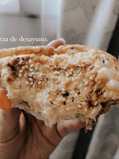 Una foto de Tortilla/ pizza 🍕 de huevo rellena de tomate y queso mozzarella de almendras