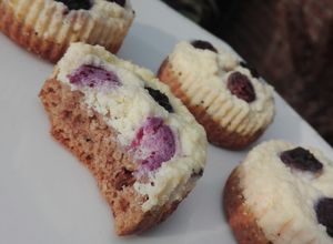 Una foto de Mini tartas o bocaditos de ricota y arándanos saludable!