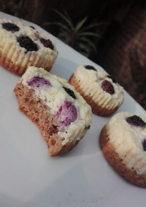 Una foto de Mini tartas o bocaditos de ricota y arándanos saludable!