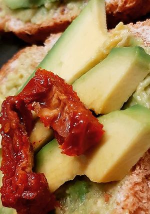 Foto di Pane integrale con salsa avocado e pomodori secchi