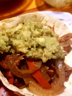 Una foto de Fajitas de pollo con guacamole - Todo sin sal