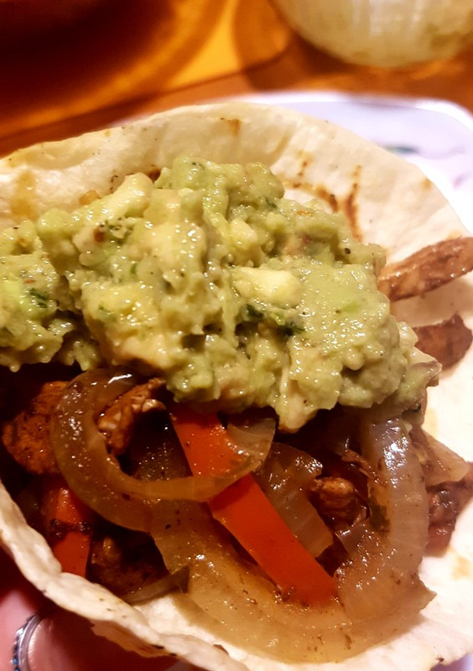 Una foto de Fajitas de pollo con guacamole - Todo sin sal