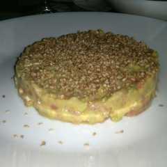 Una foto de Tartar de salmón y aguacate
