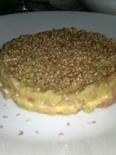 Una foto de Tartar de salmón y aguacate