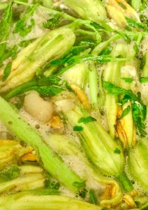 Hình của món Canh cá hú bông bí và rau nhút.